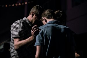Les hommes prient les uns pour les autres